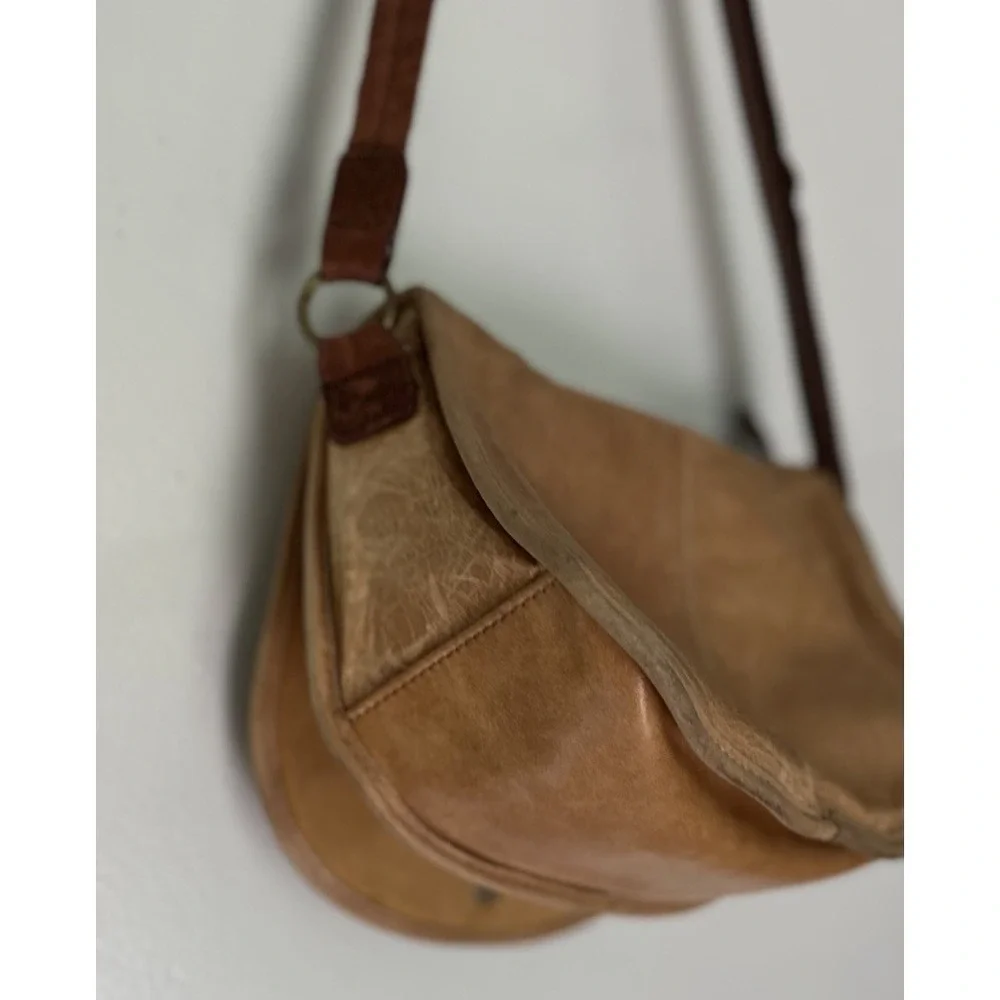 The Sak Crossbody Purse Tan Leather Embroidered Peace Sign Saddle Bag Boho